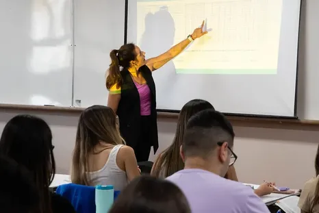 Un informe muestra la evoción de los salarios docentes en los últimos diez años. Un informe muestra la evoción de los salarios docentes en los últimos diez años.