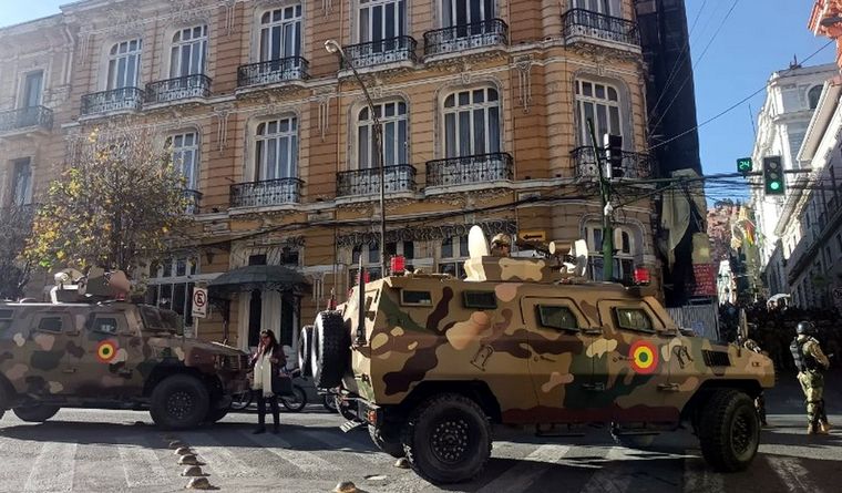 Vehículos militares frente a la Casa de Gobierno de Bolivia. Foto: Efe.
