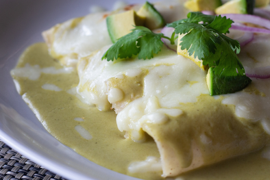 MDZol | Originalmente, la receta fue creada en un restaurante de Ciudad de México en la década de 1950, buscando una versión más suave y cremosa de las enchiladas tradicionales.