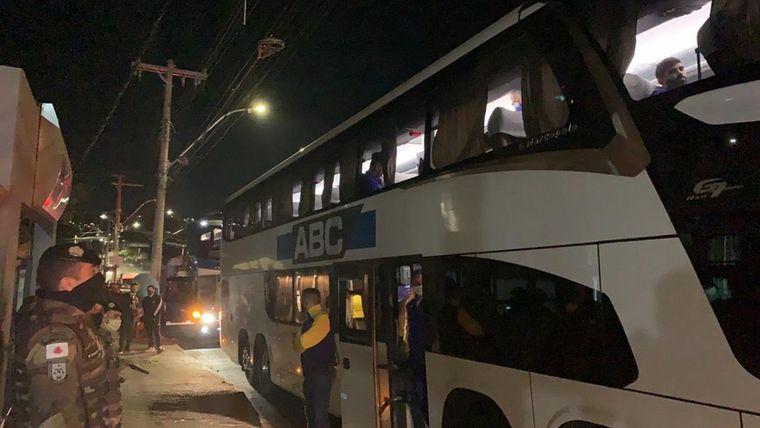 El plantel de Boca pasó la noche arriba del colectivo en la puerta de la comisaría Foto: publicada en Globo Esporte