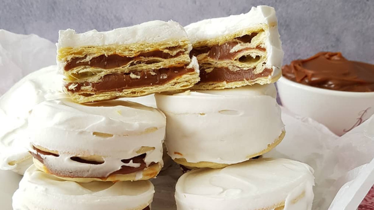 Muchas versiones de esta receta llevan glaseado de azúcar. Muchas versiones de esta receta llevan glaseado de azúcar.