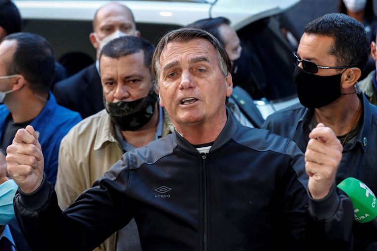 El presidente de Brasil, Jair Bolsonaro, ofrece declaraciones tras recibir el alta médica. Foto: EFE/ Sebastiao Moreira