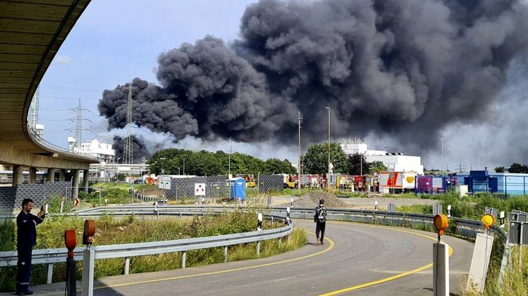Densa columna de humo en Leverkusen. Foto: DailySabah.