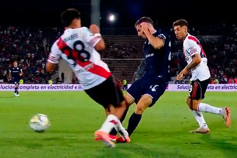 Independiente Rivadavia reclamó roja para Ian Subiabre por el planchazo a Crego. Independiente Rivadavia reclamó roja para Ian Subiabre por el planchazo a Crego.