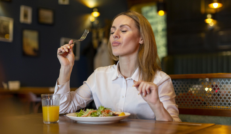 La comida y la felicidad, la relación para el bienestar emocional. Foto: Shutterstock