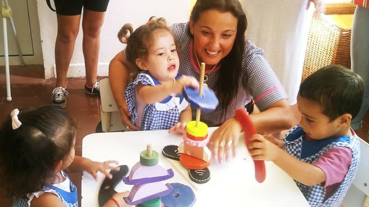 Lejos de ser un simple espacio de cuidado, el jardín maternal en la sala de dos años es un ambiente cuidadosamente diseñado. Lejos de ser un simple espacio de cuidado, el jardín maternal en la sala de dos años es un ambiente cuidadosamente diseñado.