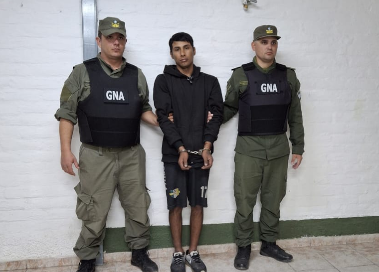 Gendarmería nacional con el detenido.Gentileza.