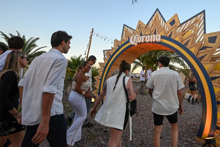 Jóvenes igresando al Corona sunset, un nuevo furor en el verano mendocino. Foto: Claudio Gutiérrez