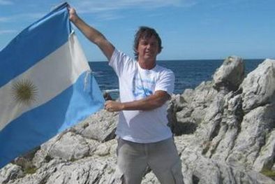 MDZol | Esteban Tries se abraza a otro ex combatiente en el cementerio de Darwin.