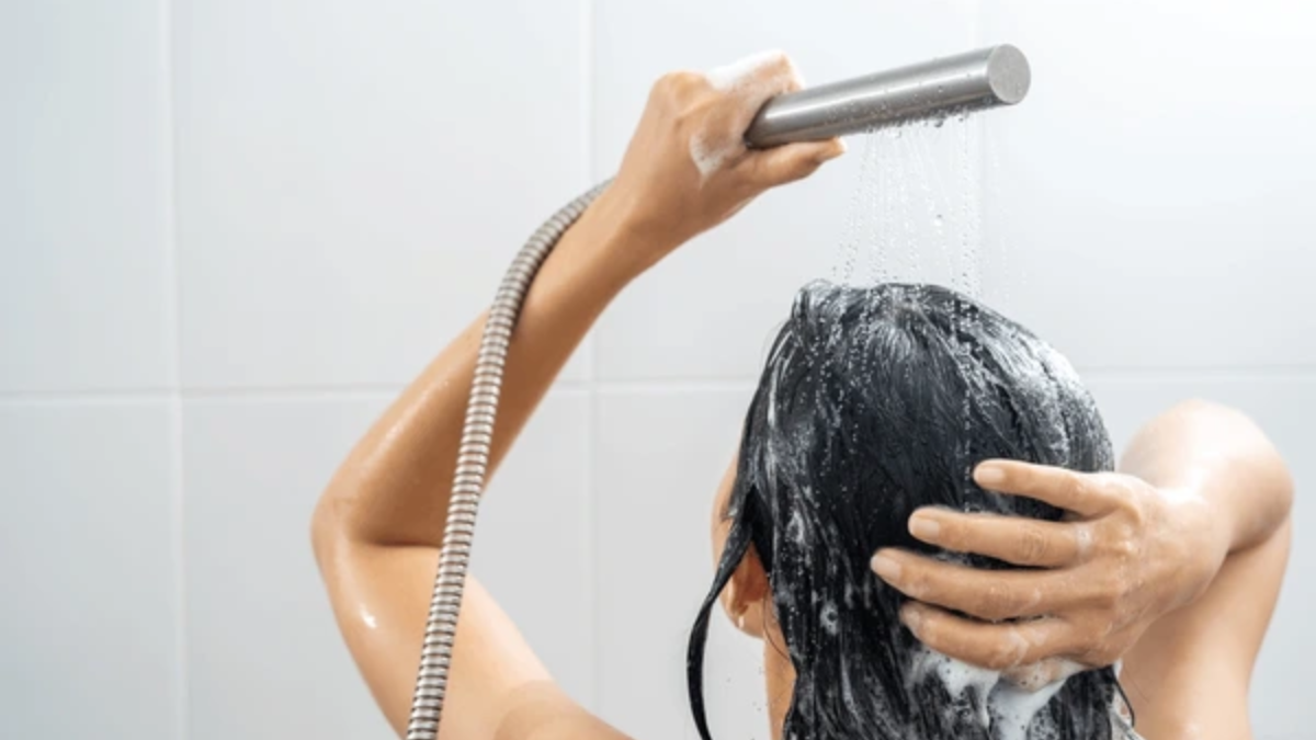 El secreto del vinagre en el pelo: cómo usarlo para lucir un