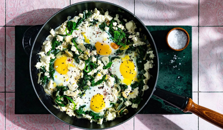 Cada región adapta la receta de shakshuka según sus especias y quesos locales. Cada región adapta la receta de shakshuka según sus especias y quesos locales.