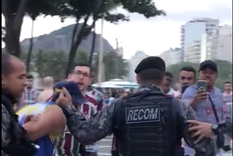 La Policía se lleva a un hincha de Boca Foto: Captura de video