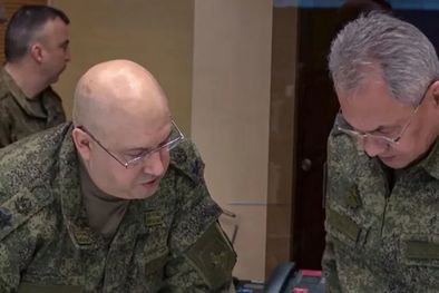 MDZol | El general Surovikin, a la izquierda, consiguió este miércoles que el ministro ruso de Defensa, a la derecha, le permitiera retirar a sus hombres de Jersón. Foto: CORTESÍA MINISTERIO RUSO DE DEFENSA