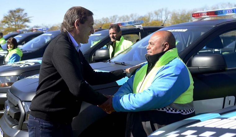 El intendente de La Plata Julio Garro entregando patrullas a la Policía Local Foto: Prensa Municipalidad de La Plata