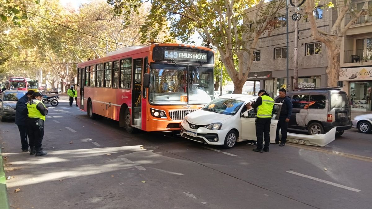 Accidente en Ciudad: un micro chocó contra un auto en pleno centro mendocino