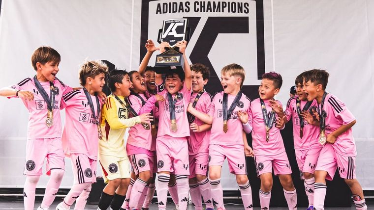 Ciro Messi, al estilo Leo: salió campeón con el Inter Miami y replicó la icónica escena de su papá en Qatar.