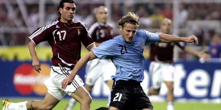 El uruguayo dice que no necesita de un volante argentino para recibir pases-gol. Foto: web