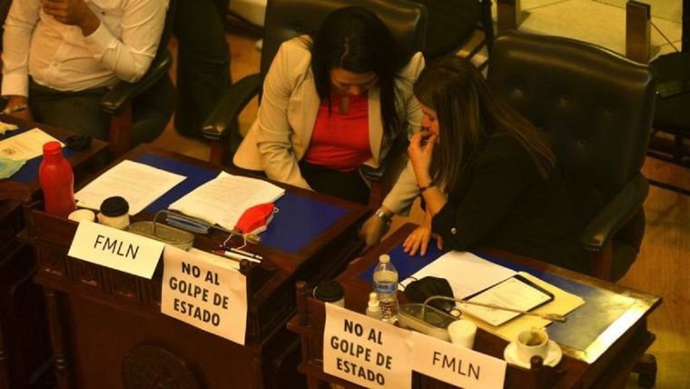 Los parlamentarios de El Salvador aceptaron con 64 votos a favor, 19 en contra y un ausente destituir a los magistrados de la Sala de lo Constitucional de la CSJ. Foto: GETTY IMAGES