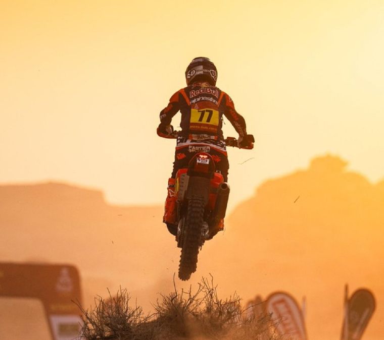 Luciano Benavides, con KTM, festejó una victoria clave en la categoría motos del Rally Dakar.
