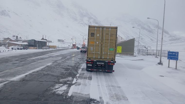 Camioneros denunciaron abandono, desorganización y falta de respuestas en el Paso Internacional hacia Chile.