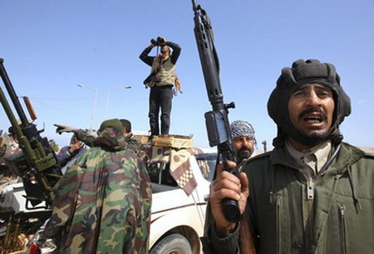 El ejércilto leal a Gadafi asegura que ahuyenta rebeldes.