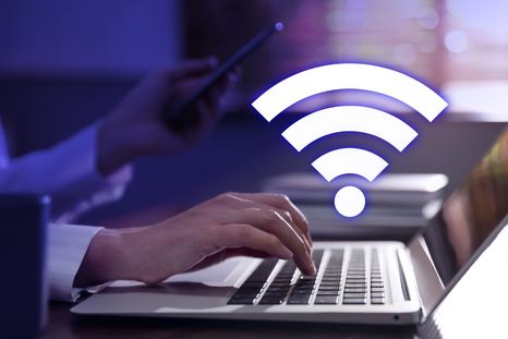 Las nuevas tecnologías WiFi permiten compartir acceso a internet sin revelar contraseñas de forma directa. Las nuevas tecnologías WiFi permiten compartir acceso a internet sin revelar contraseñas de forma directa.