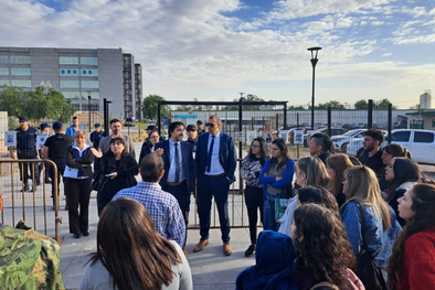 MDZol | Familiares, sobrevivientes y abogados de la querella en la puerta del Polo Judicial Foto: MDZ