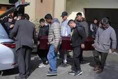 Amigos y familiares en el sepelio de Lucas Vega Caballero, el juvenil futbolista de Rosario Central asesinado. Foto: Télam