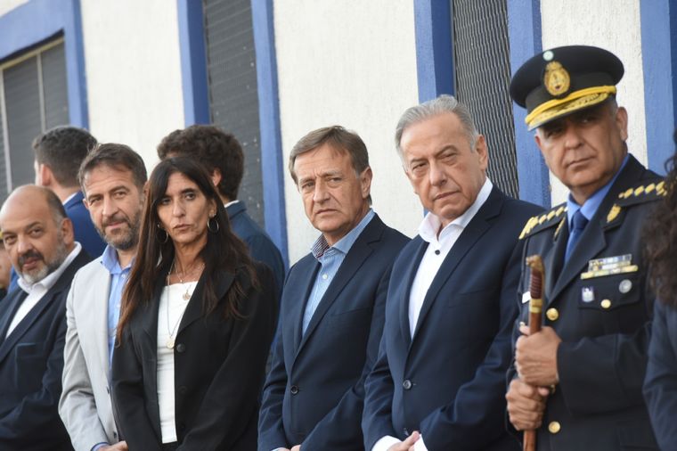 Rodolfo Suarez, el ministro de Seguridad Raúl Levrino y el director de la Policía de Mendoza, Marcelo Calipo. Foto: Mendoza Gobierno