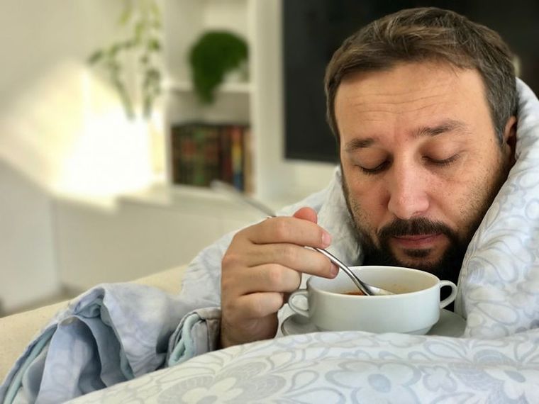 La alimentación puede ayudar a enfrentar varios síntomas de la covid-19, como la fatiga y pérdida de olfato. Foto: GETTY IMAGES