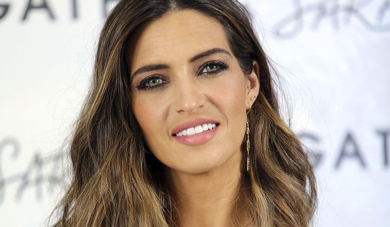 Hace rato que las zapatillas no son sinónimo de deportes y Sara Carbonero lo sabe más que nadie. Foto: El Español