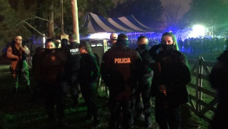 La multitudinaria fiesta clandestina era de música electrónica y fue desactivada a raíz de las denuncias de los vecinos del lugar