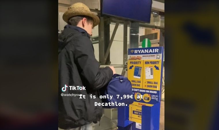 El bolso permite que los pasajeros de avión no paguen equipaje extra Foto: Captura de video