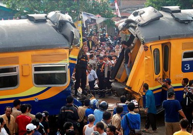 Miembros de los servicios de rescate y lugareños evacúan a las víctimas del accidente de un tren de pasajeros registrado en Bandar Lampung. Foto: EFE