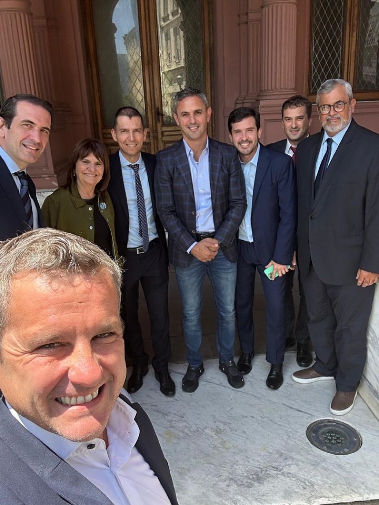 El que saca la selfie es uno de los que recibió el crédito del BNA y está entre los El que saca la selfie es uno de los que recibió el crédito del BNA y está entre los