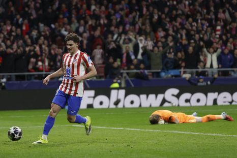Julián Álvarez, con complicidad de Kinský en el primero, marcó dos goles en el triunfo del Atlético de Madrid. Julián Álvarez, con complicidad de Kinský en el primero, marcó dos goles en el triunfo del Atlético de Madrid.