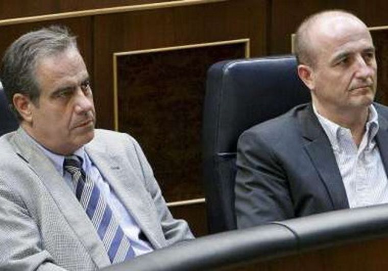 El estudiado estilo descorbatado de Sebastián. Foto: Agencias