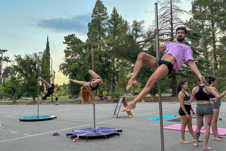 Esta llamativa actividad en el Parque General San Martín permite que el público experimente el pole dance deportivo de forma gratuita. Esta llamativa actividad en el Parque General San Martín permite que el público experimente el pole dance deportivo de forma gratuita.