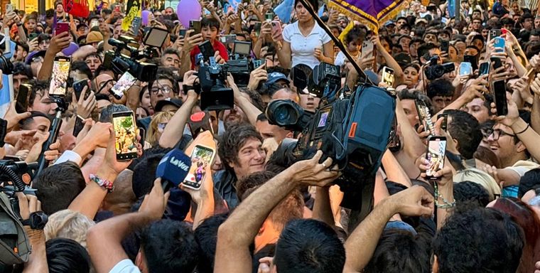 Milei se mostró junto a cientos de militantes en Córdoba