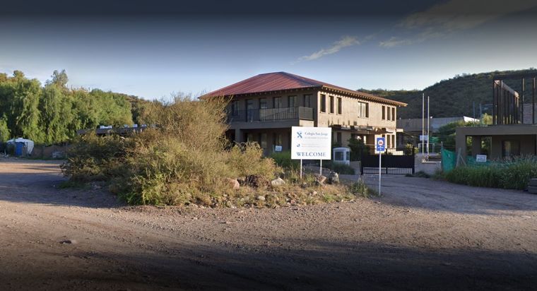La sede del Colegio San Jorge de Chacras de Coria se ubica al oeste de la Ruta Panamericana.