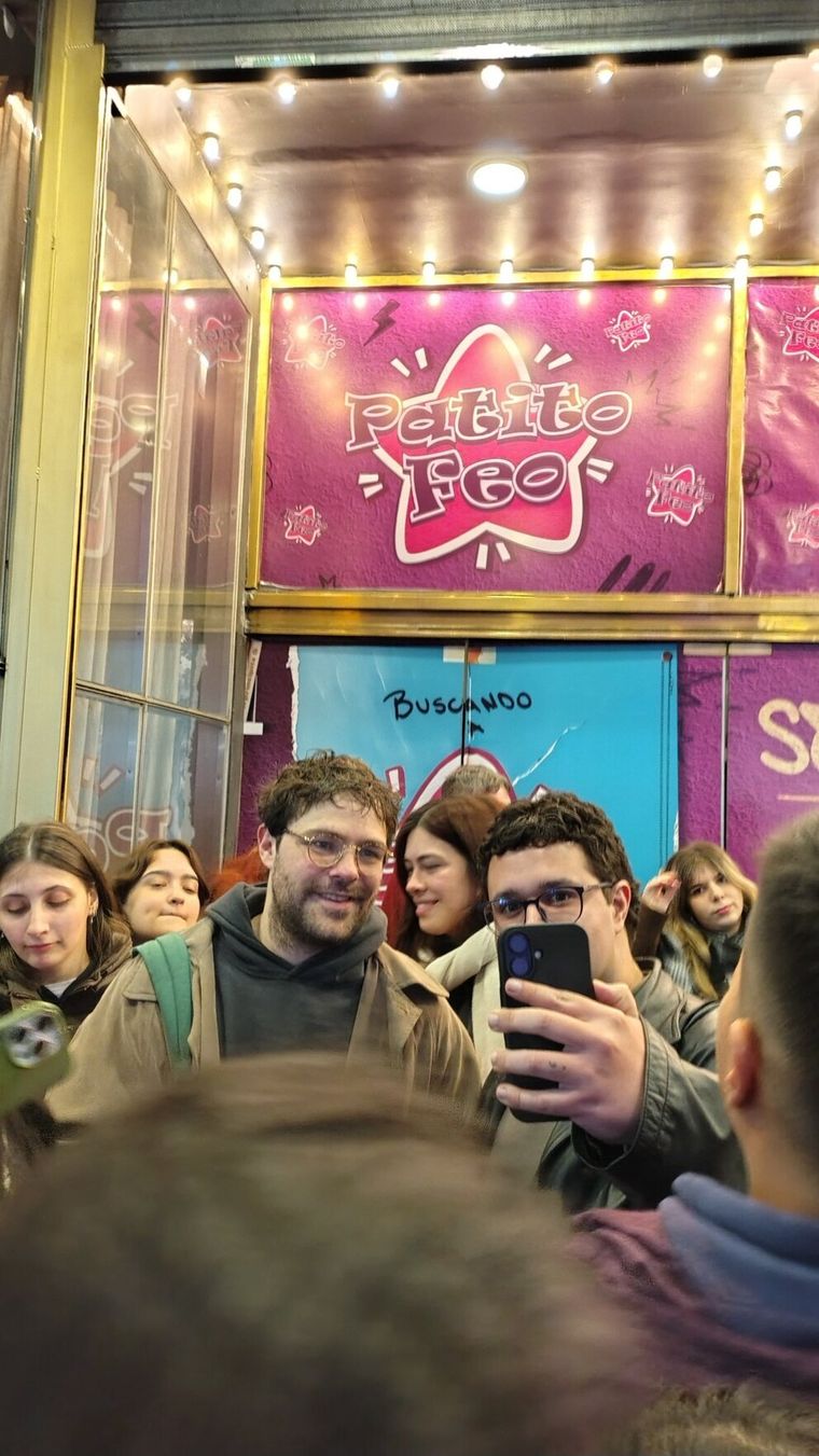 Fotos del nuevo look de Peter Lanzani en calle Corrientes. Fotos del nuevo look de Peter Lanzani en calle Corrientes.