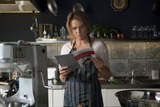 my life is murder: imperdible serie que combina humor, crimen y misterio