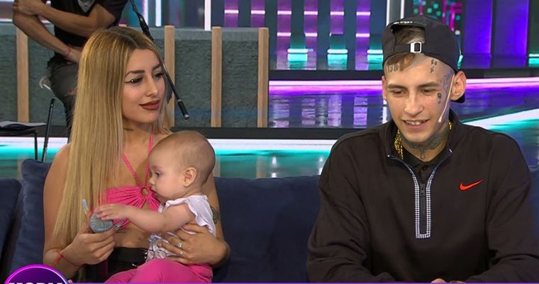 QUE PAREJA. BAEZ NO DEJA DE LLAMAR LA ATENCION.