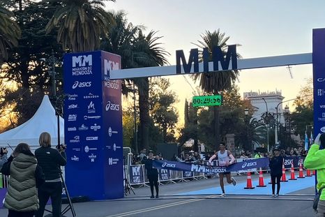 Atletas amateurs y profesionales protagonizaron una jornada intensa en la Maratón Internacional de Mendoza. Atletas amateurs y profesionales protagonizaron una jornada intensa en la Maratón Internacional de Mendoza.