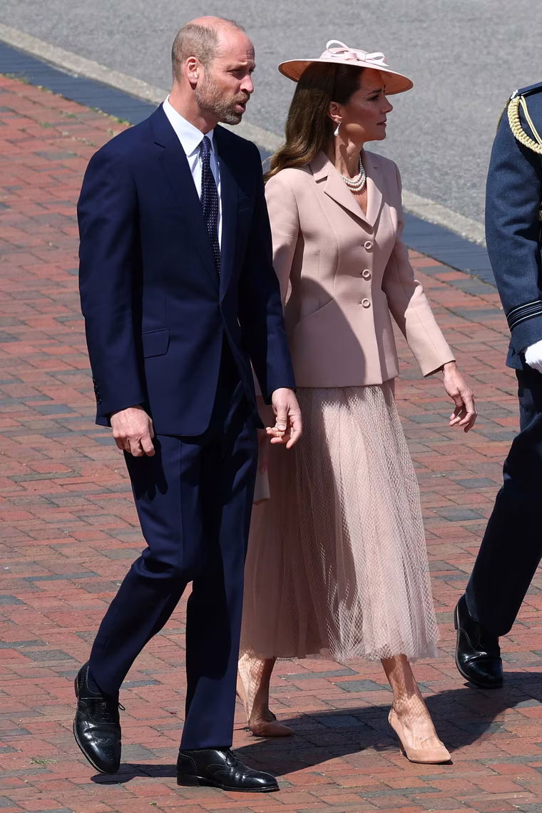 Prendas estructuradas con volumen terso y accesorios memorables. Prendas estructuradas con volumen terso y accesorios memorables.