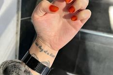 Esta será la manicura más natural que conozcas, hecha a base de rosas Foto: Glamour