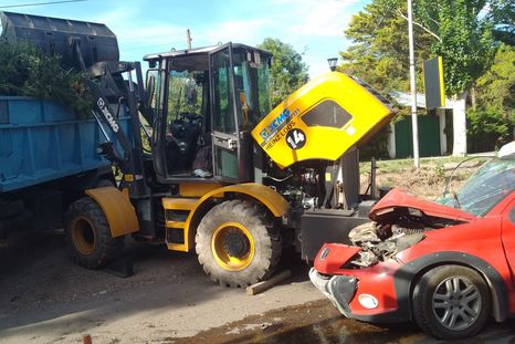 La camioneta y la retroexcavadora que protagonizaron el accidente en Chacras de Coria. La camioneta y la retroexcavadora que protagonizaron el accidente en Chacras de Coria.