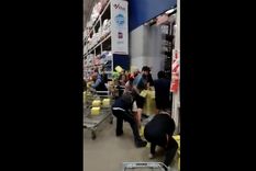 Varias personas se pelearon por conseguir mercadería a precios congelados en un supermercado mayorista.
