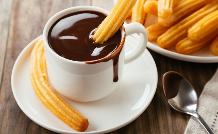 Churros con chocolate Una receta simple y deliciosa de churros con chocolate para hacer en minutos. Foto: Shutterstock