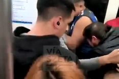 Los pasajeros le propinaron una brutal paliza al acusado Foto: Captura de video Los pasajeros le propinaron una brutal paliza al acusado Foto: Captura de video